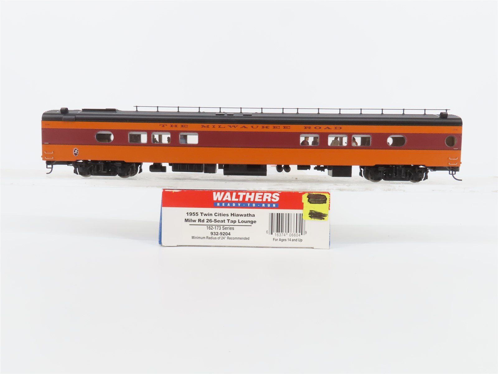 HO Walthers 932-9204 MILW 1955 Twin Cities Hiawatha Tap Lounge Passenger