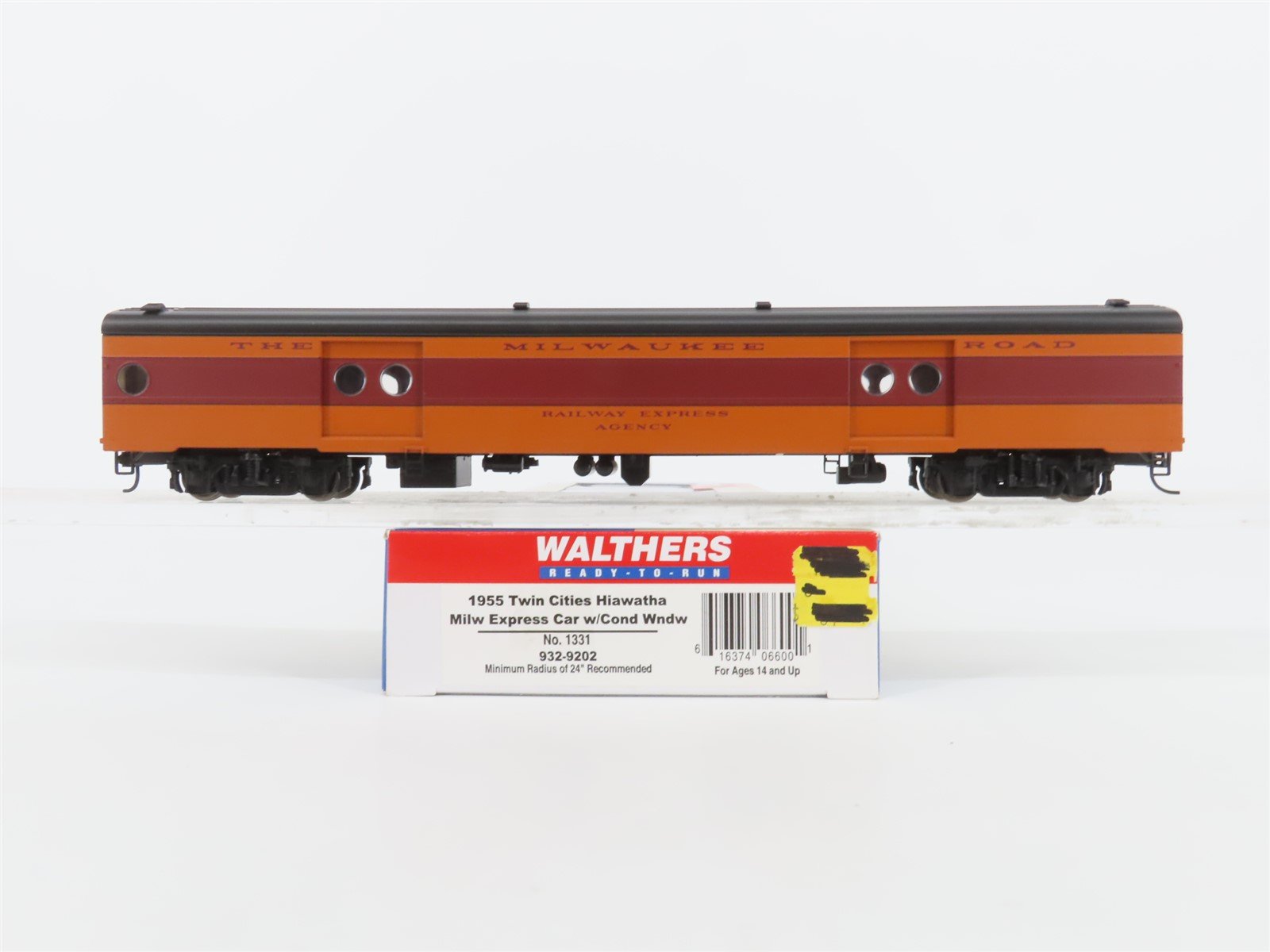 HO Walthers 932-9202 MILW 1955 Twin Cities Hiawatha REA Passenger Car