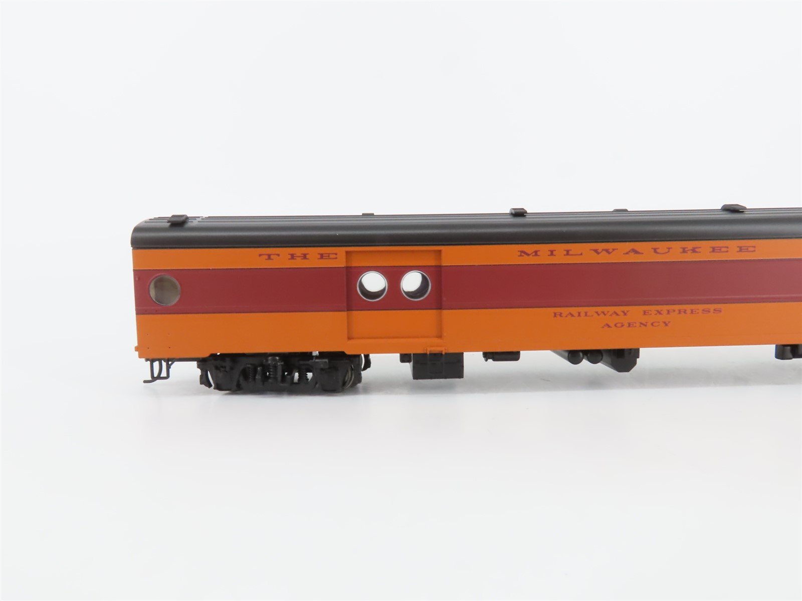 HO Walthers 932-9202 MILW 1955 Twin Cities Hiawatha REA Passenger Car