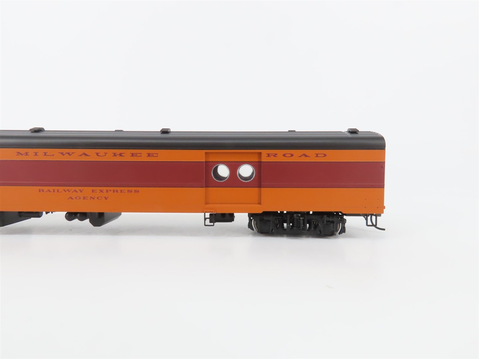 HO Walthers 932-9202 MILW 1955 Twin Cities Hiawatha REA Passenger Car