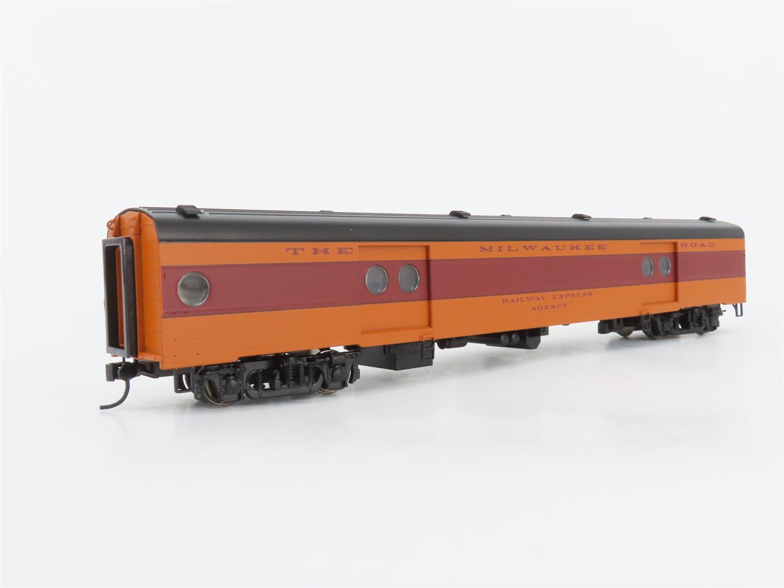 HO Walthers 932-9202 MILW 1955 Twin Cities Hiawatha REA Passenger Car