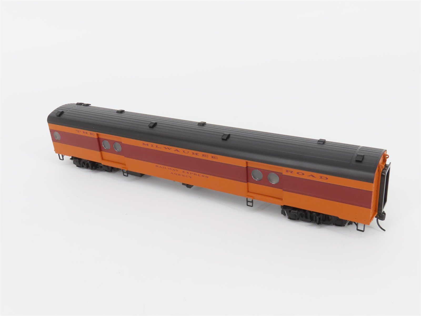 HO Walthers 932-9202 MILW 1955 Twin Cities Hiawatha REA Passenger Car