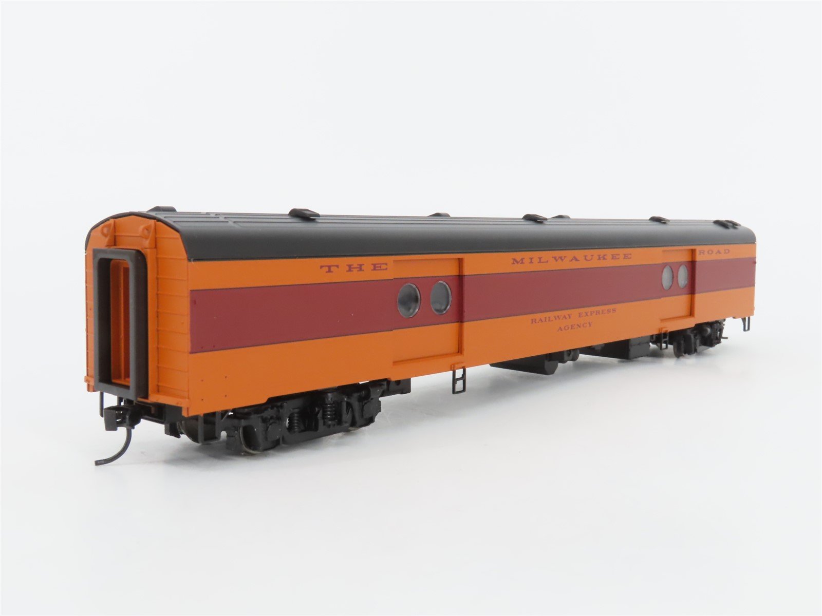 HO Walthers 932-9202 MILW 1955 Twin Cities Hiawatha REA Passenger Car