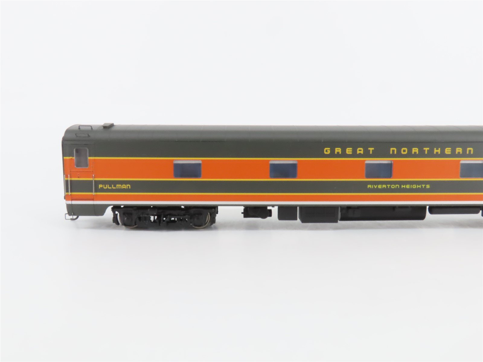 HO Scale Walthers 932-9401 GN Riverton Heights P-S 12 DB Sleeper Passenger Car