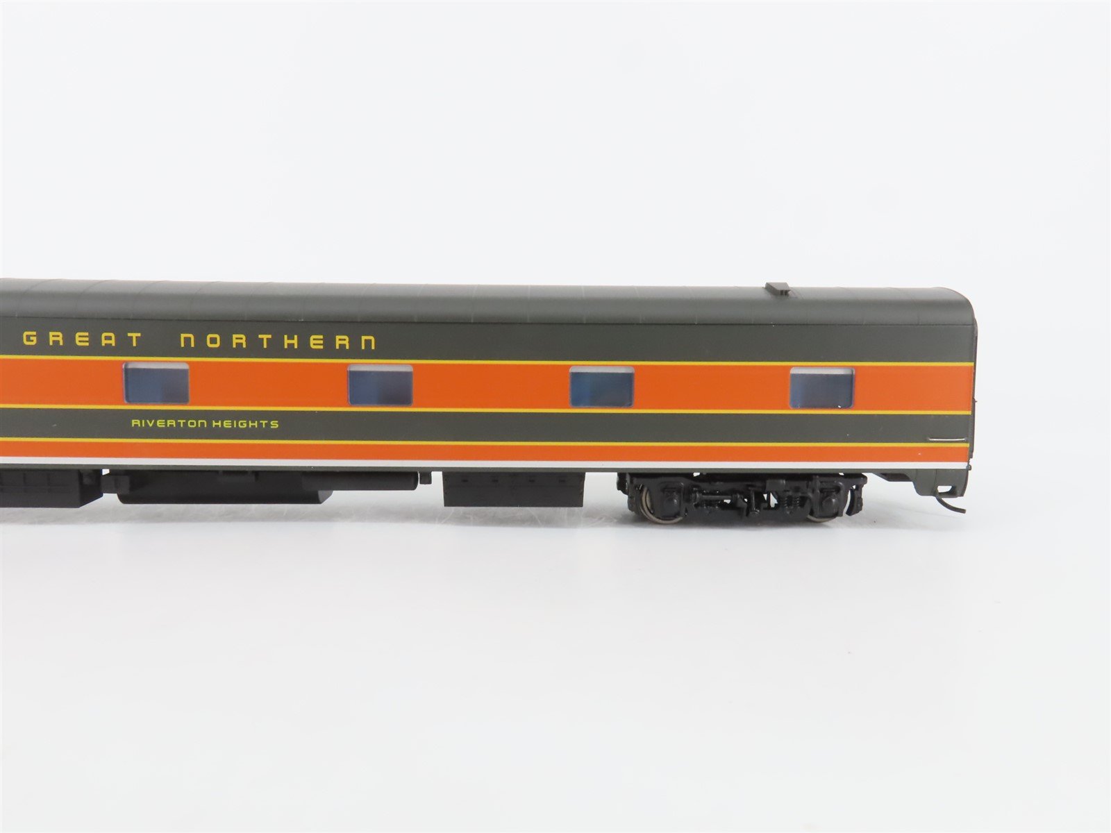 HO Scale Walthers 932-9401 GN Riverton Heights P-S 12 DB Sleeper Passenger Car