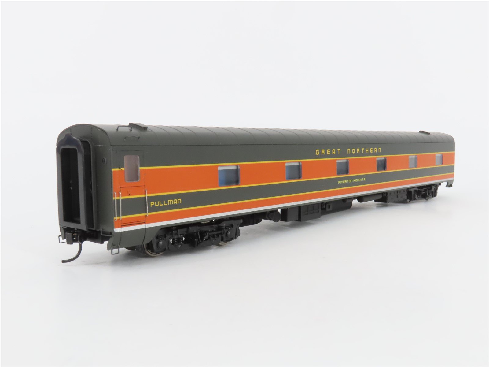 HO Scale Walthers 932-9401 GN Riverton Heights P-S 12 DB Sleeper Passenger Car