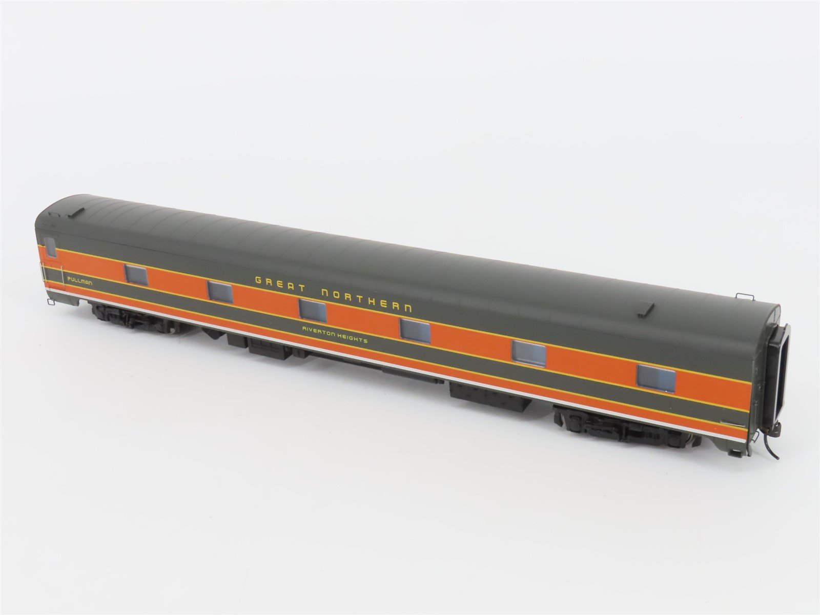 HO Scale Walthers 932-9401 GN Riverton Heights P-S 12 DB Sleeper Passenger Car