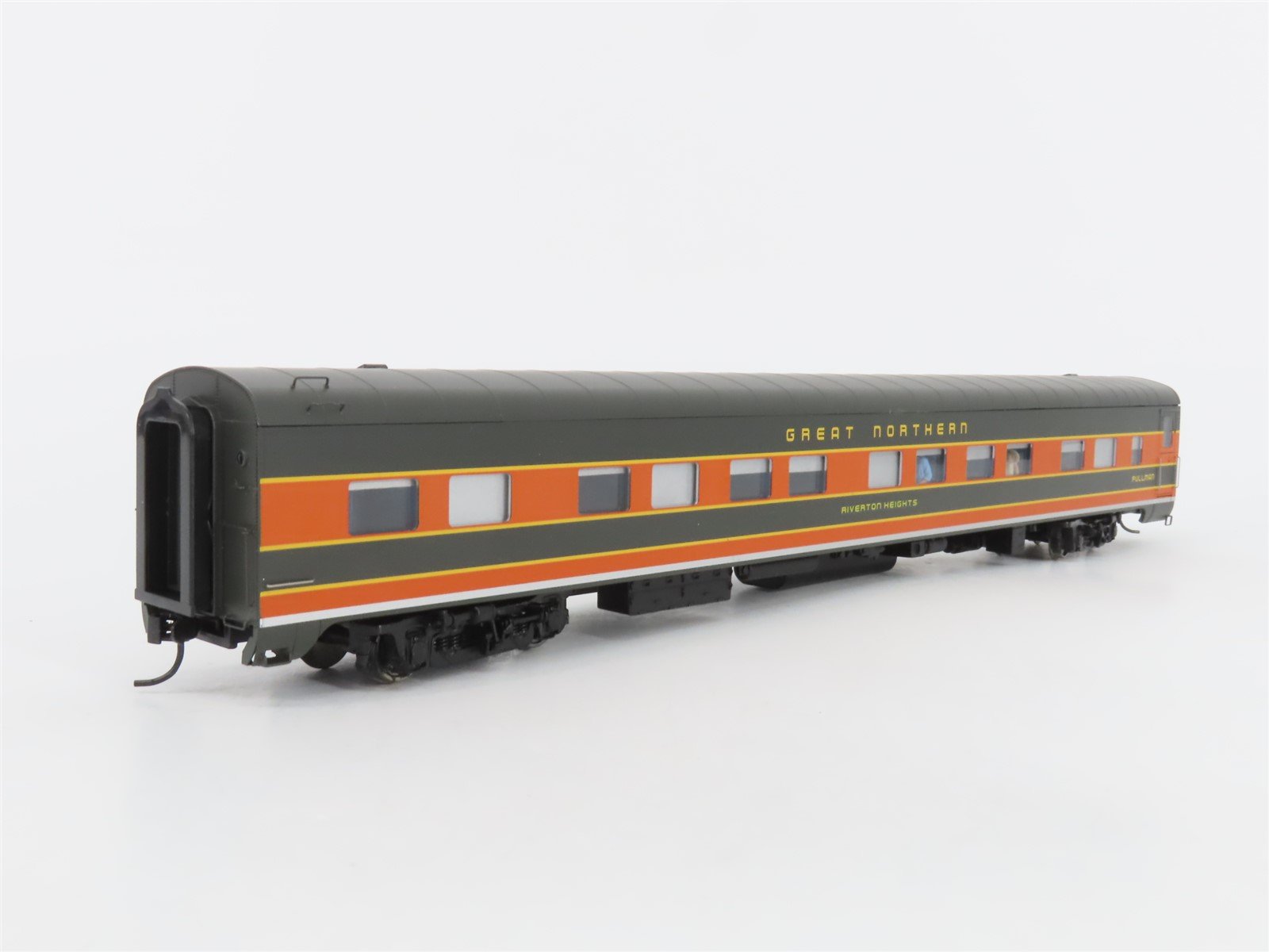 HO Scale Walthers 932-9401 GN Riverton Heights P-S 12 DB Sleeper Passenger Car
