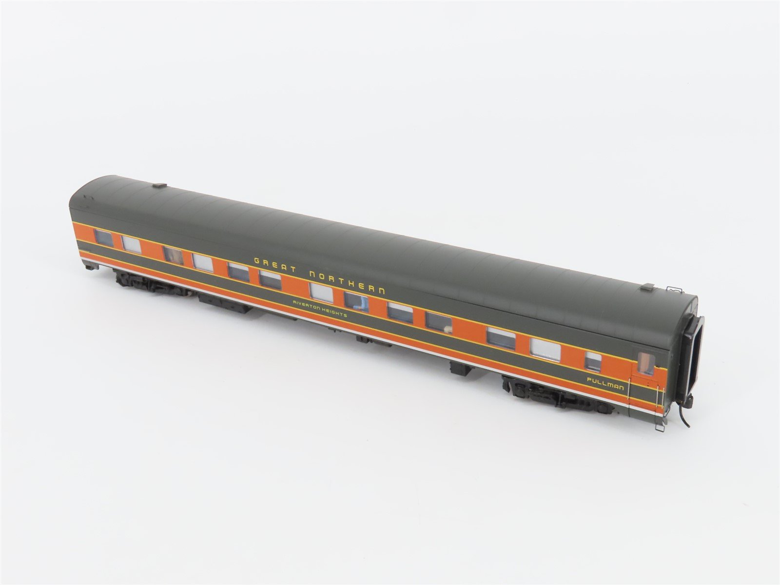 HO Scale Walthers 932-9401 GN Riverton Heights P-S 12 DB Sleeper Passenger Car