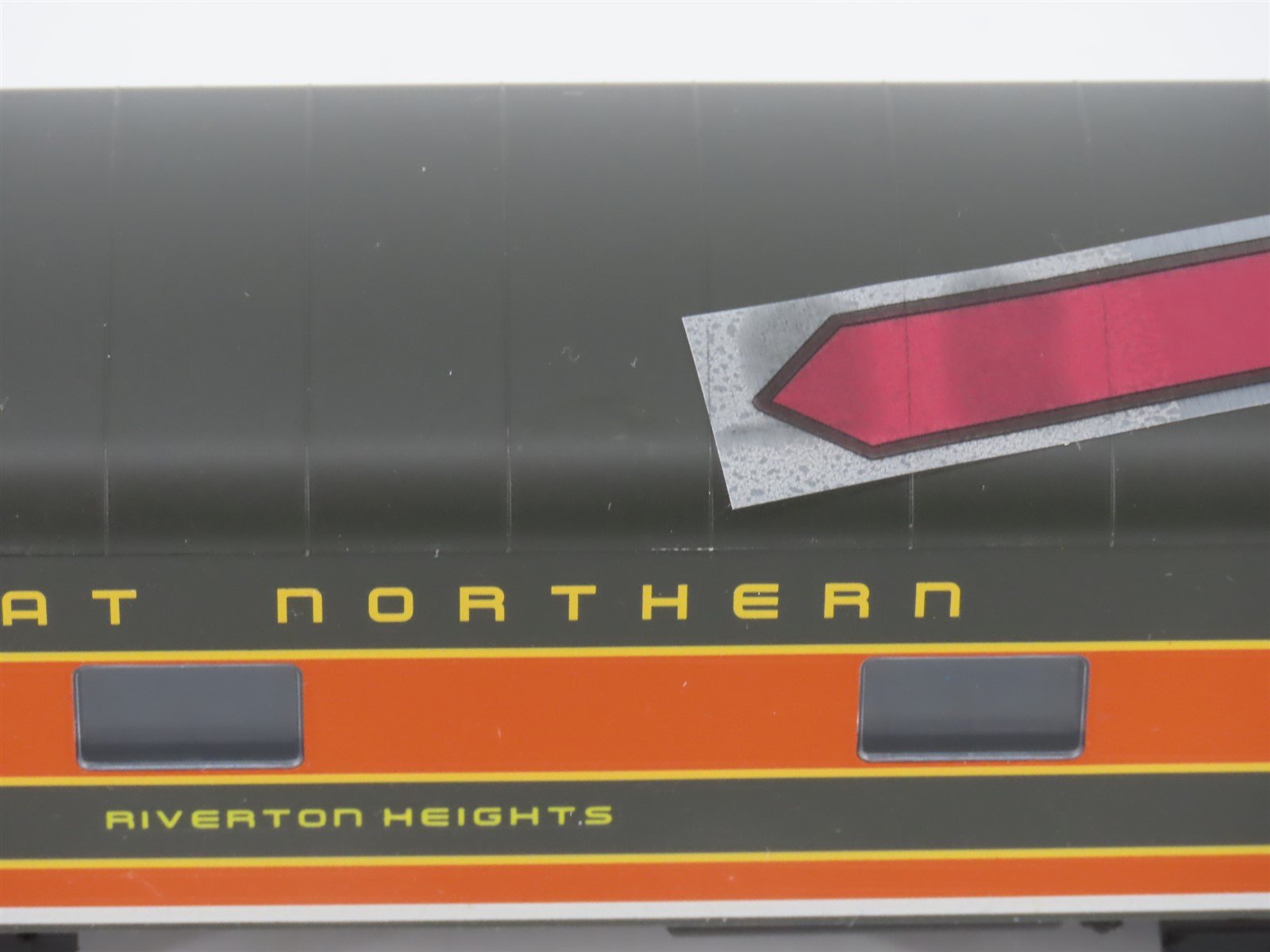 HO Scale Walthers 932-9401 GN Riverton Heights P-S 12 DB Sleeper Passenger Car