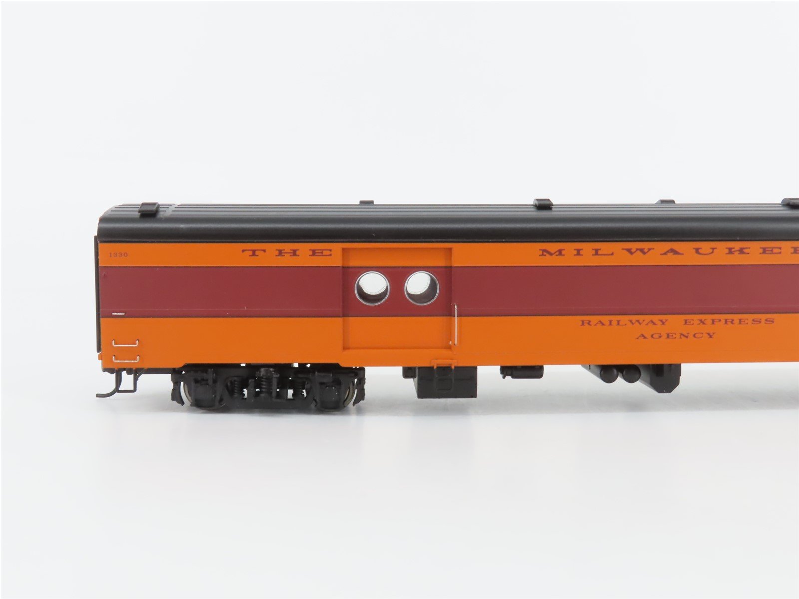 HO Walthers 932-9209 MILW Milwaukee Rd Twin Cities Hiawatha Expr Passenger #1330