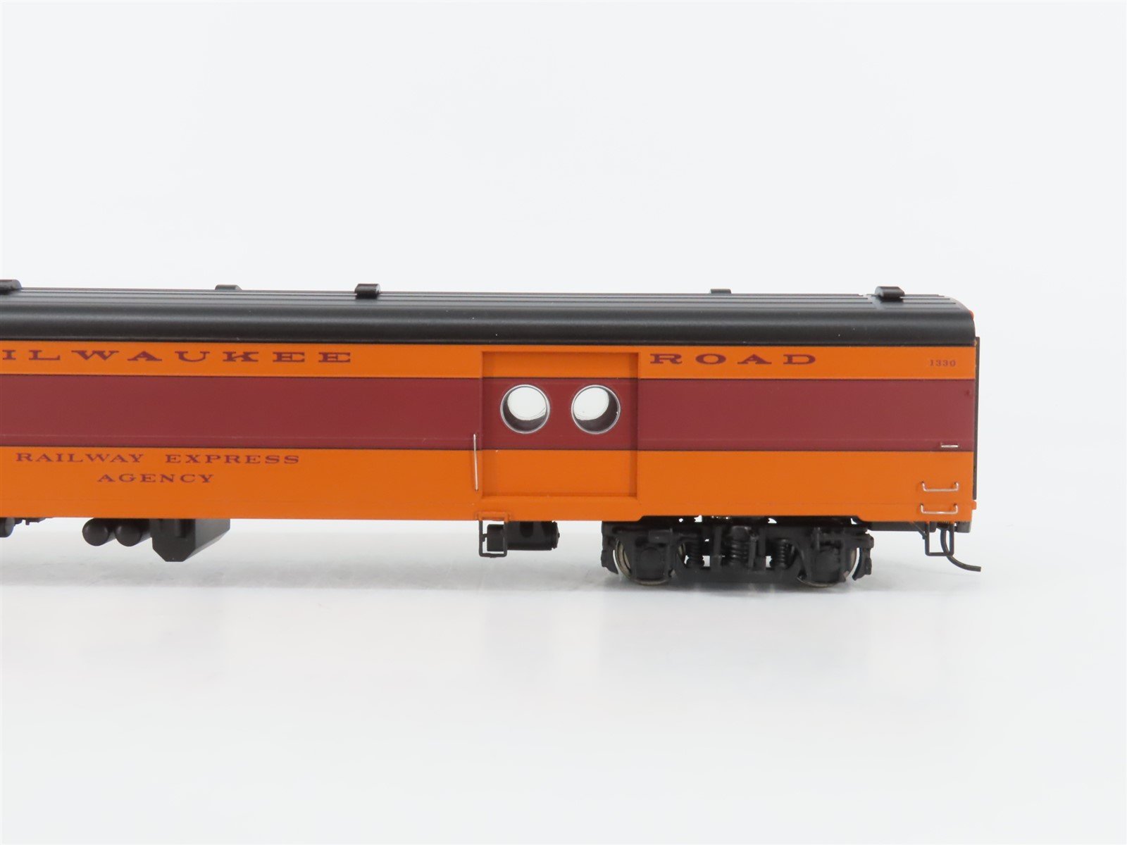 HO Walthers 932-9209 MILW Milwaukee Rd Twin Cities Hiawatha Expr Passenger #1330