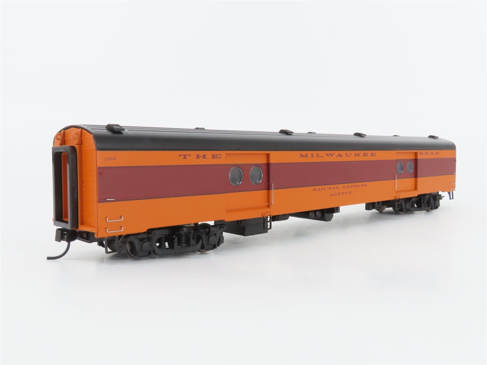 HO Walthers 932-9209 MILW Milwaukee Rd Twin Cities Hiawatha Expr Passenger #1330