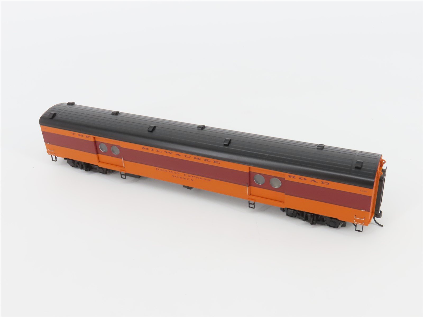 HO Walthers 932-9209 MILW Milwaukee Rd Twin Cities Hiawatha Expr Passenger #1330