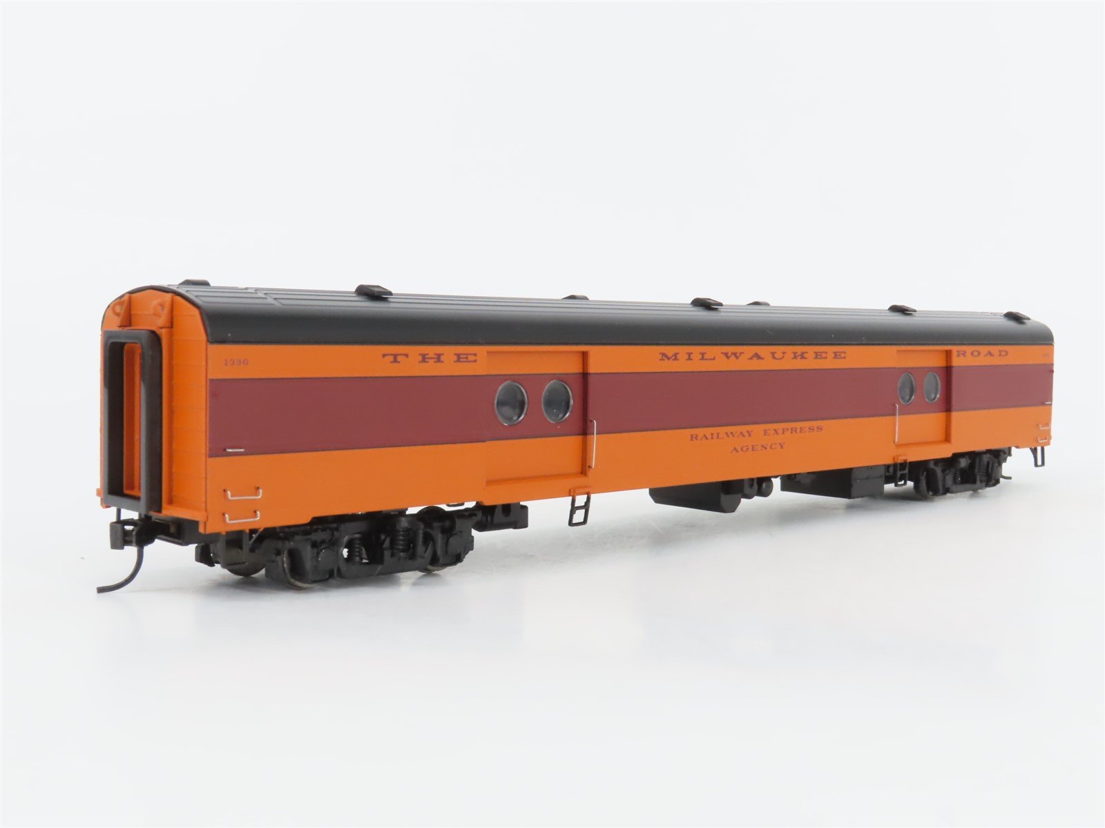 HO Walthers 932-9209 MILW Milwaukee Rd Twin Cities Hiawatha Expr Passenger #1330