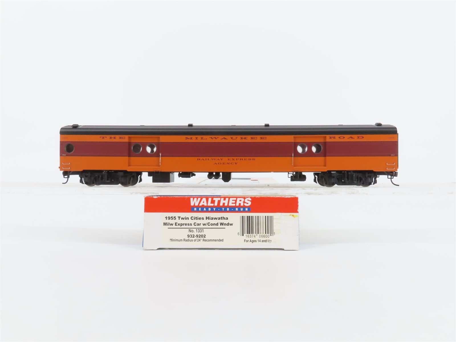 HO Scale Walthers 932-9202 MILW Milwaukee Rd Twin Cities Hiawatha REA Passenger
