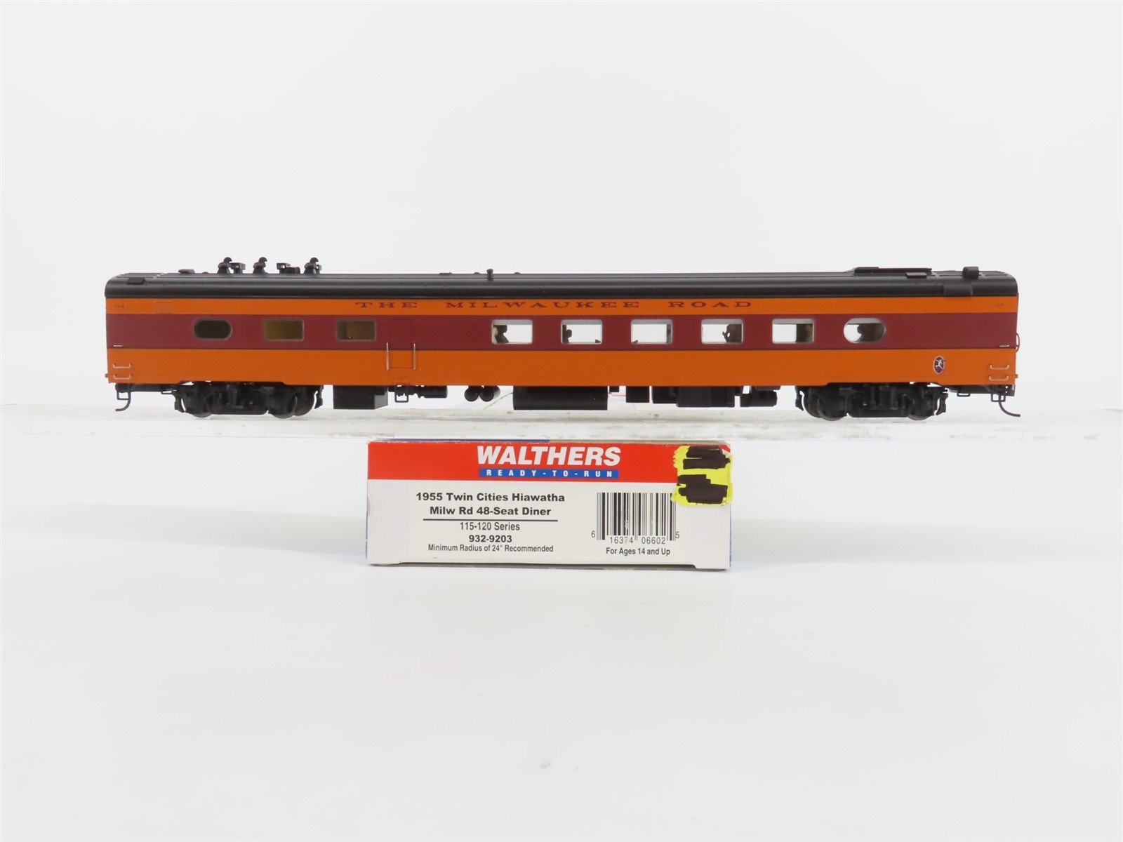 HO Walthers 932-9203 MILW Twin Cities Hiawatha 48 Seat Diner Passenger #124