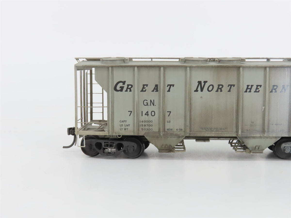 HO Kadee 8014 GN Great Northern 2 Bay Covered Hopper Custom Weathered #71407