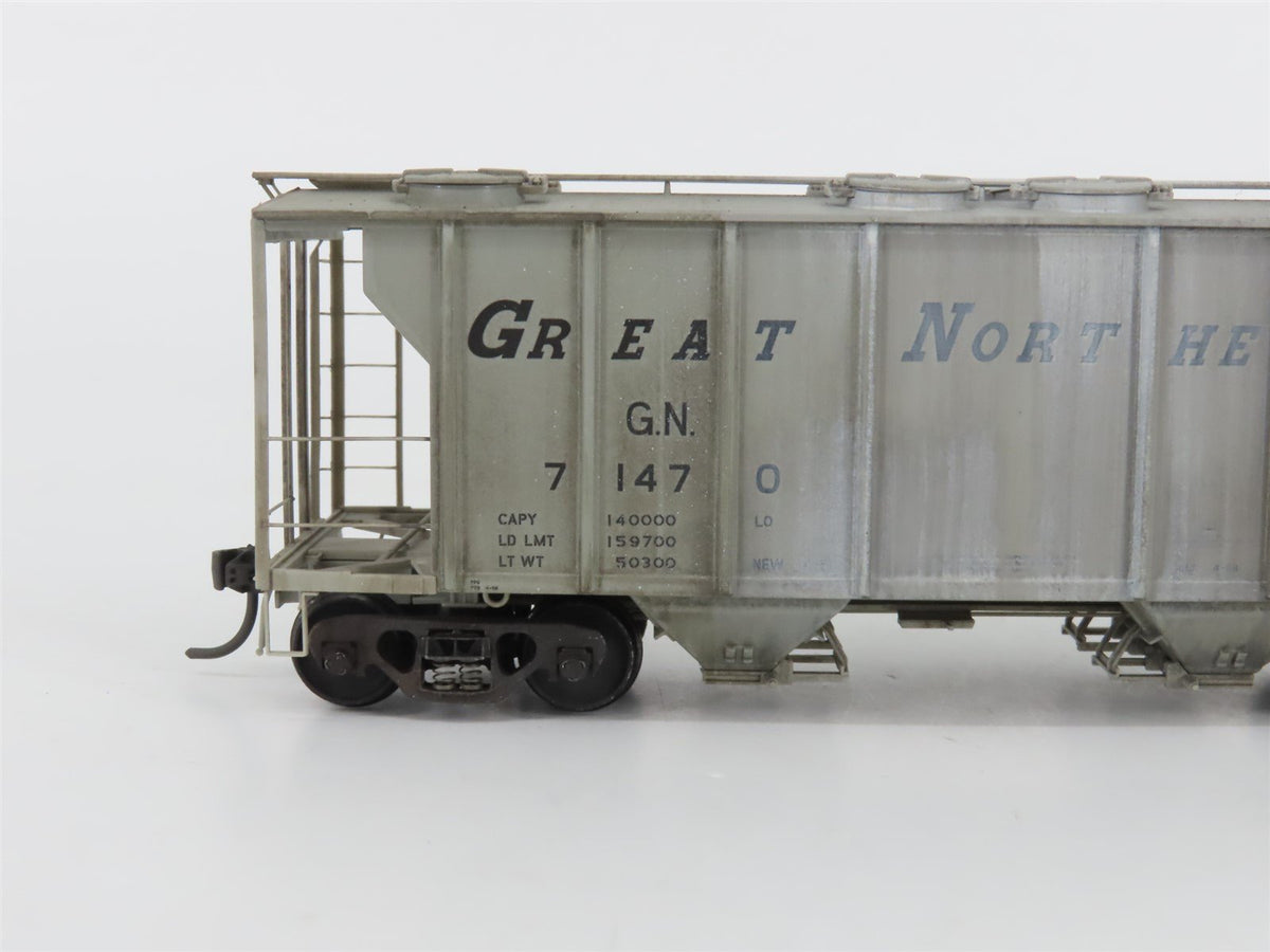 HO Kadee 8013 GN Great Northern 2 Bay Covered Hopper Custom Weathered #71470
