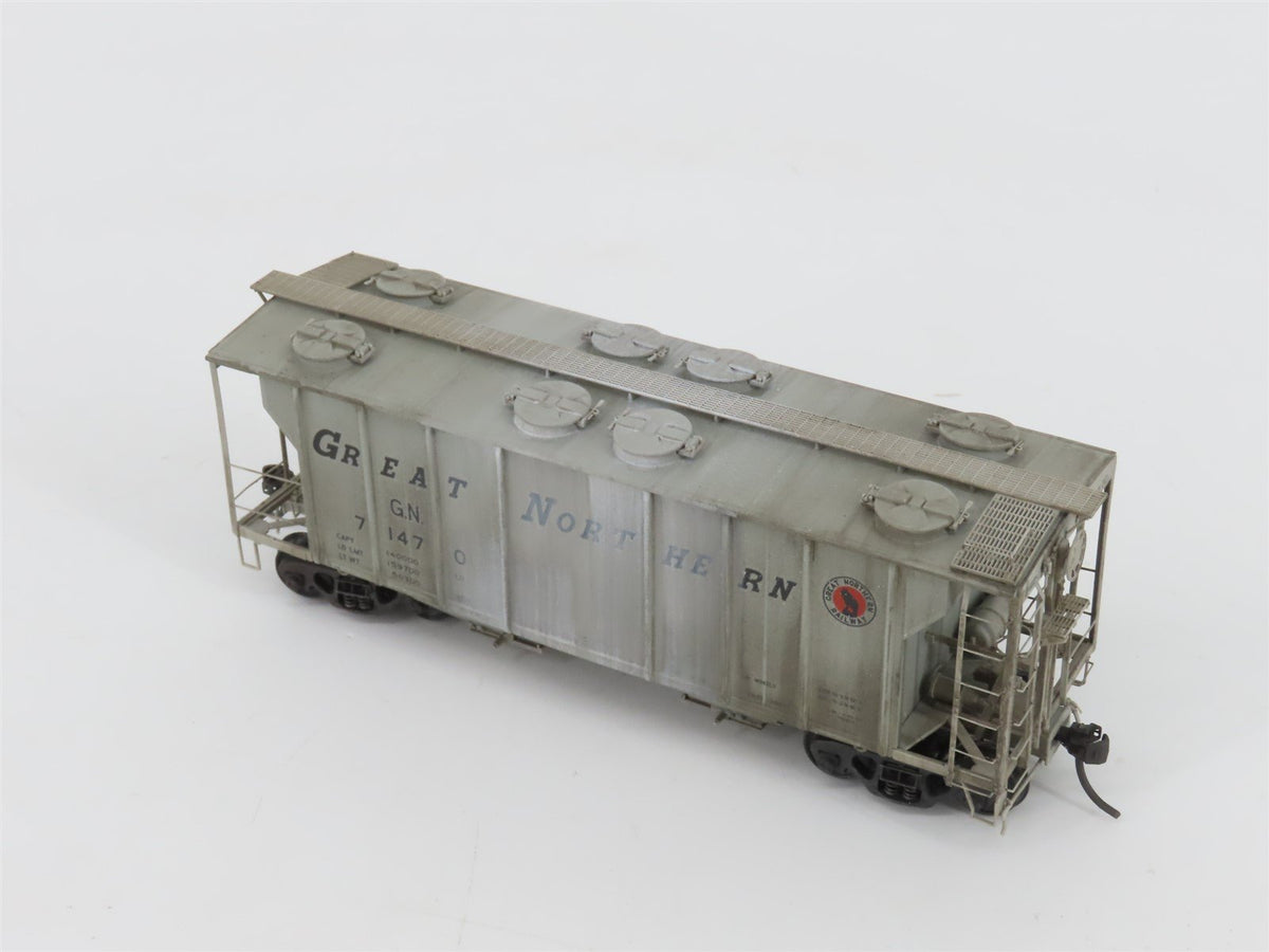 HO Kadee 8013 GN Great Northern 2 Bay Covered Hopper Custom Weathered #71470