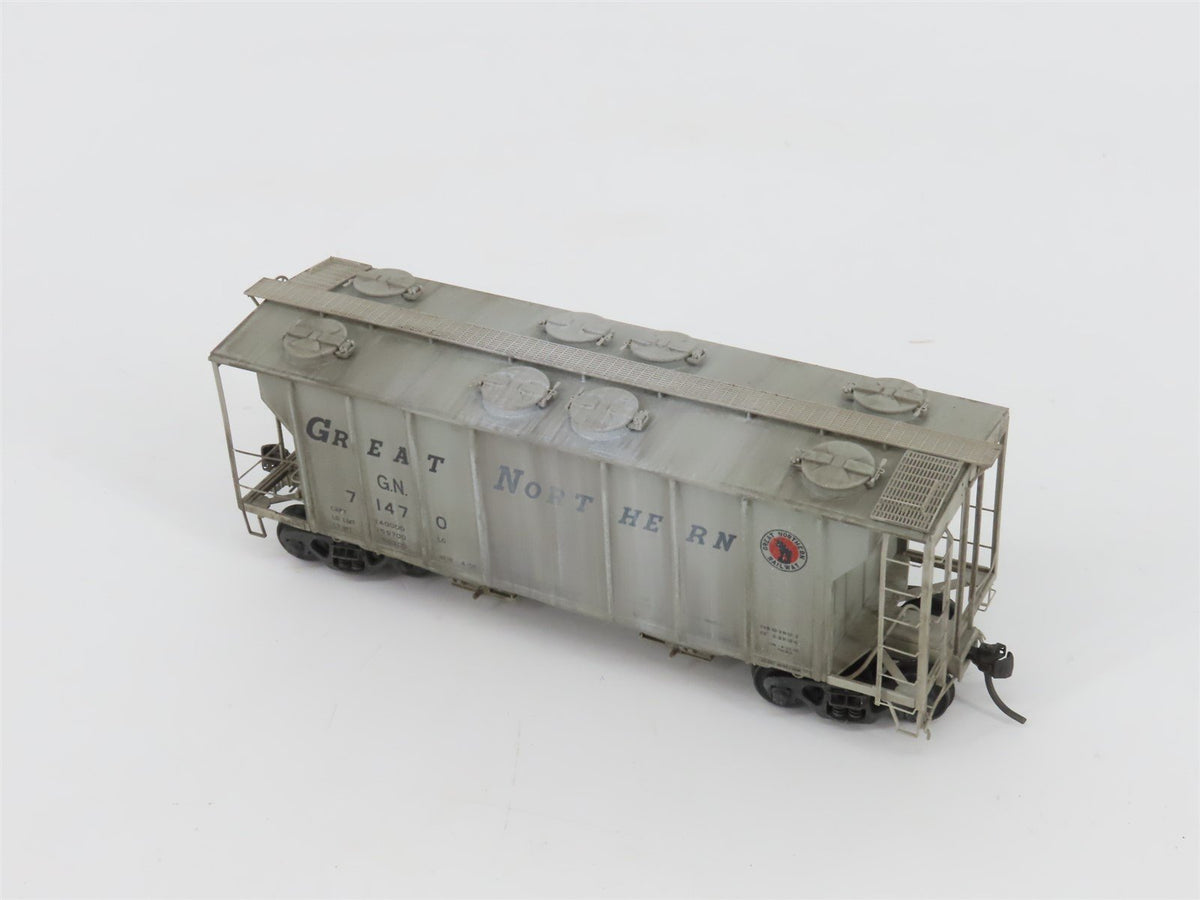 HO Kadee 8013 GN Great Northern 2 Bay Covered Hopper Custom Weathered #71470