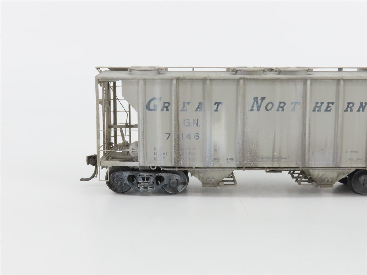 HO Kadee 8022 GN Great Northern 2 Bay Covered Hopper Custom Weathered #7146