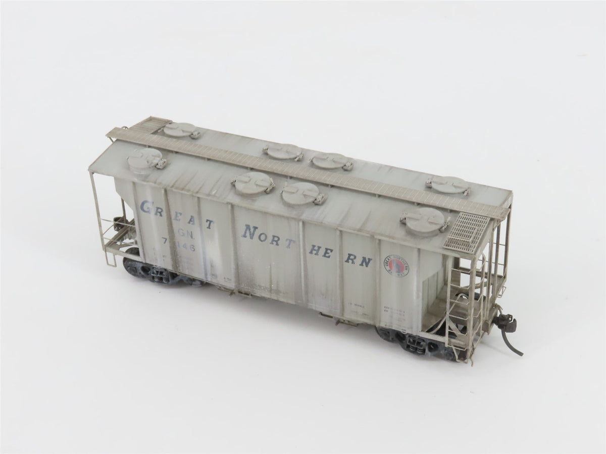 HO Kadee 8022 GN Great Northern 2 Bay Covered Hopper Custom Weathered #7146