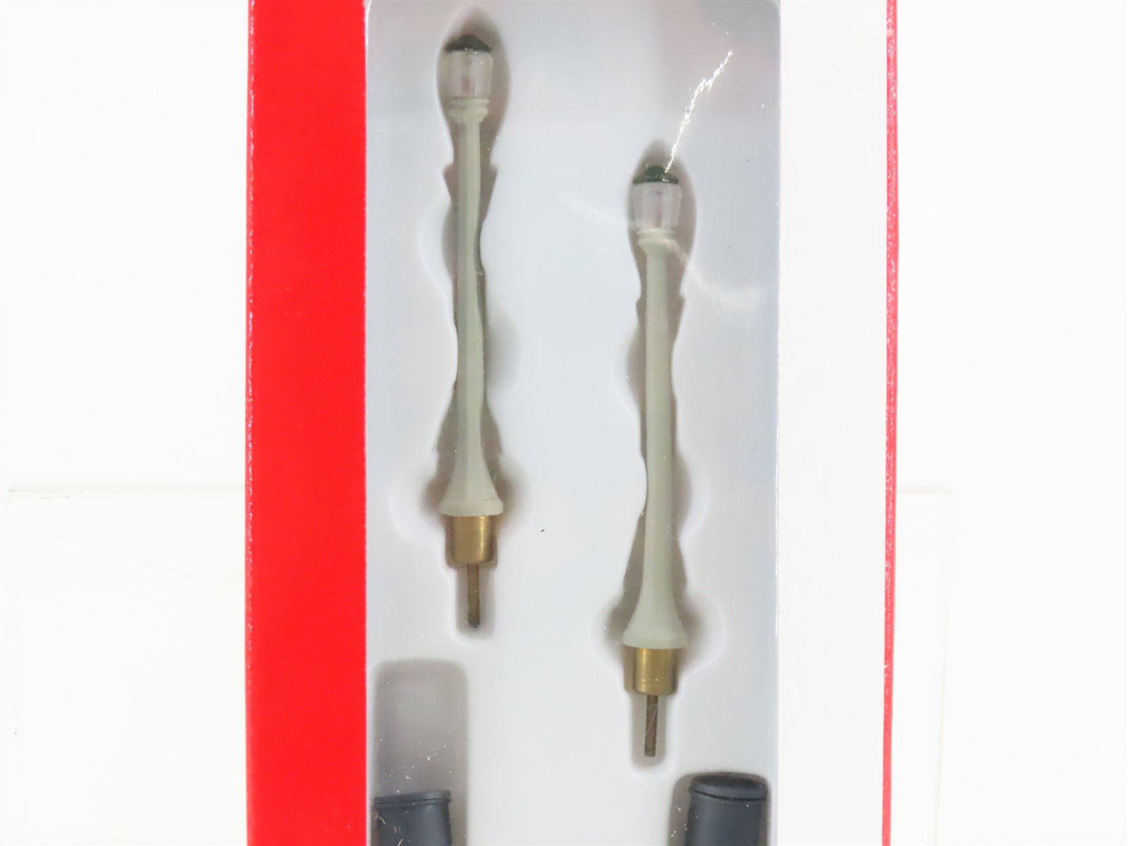 HO 1/87 Scale Walthers Cornerstone 933-1092 Concrete Column Lamps 2-Pack