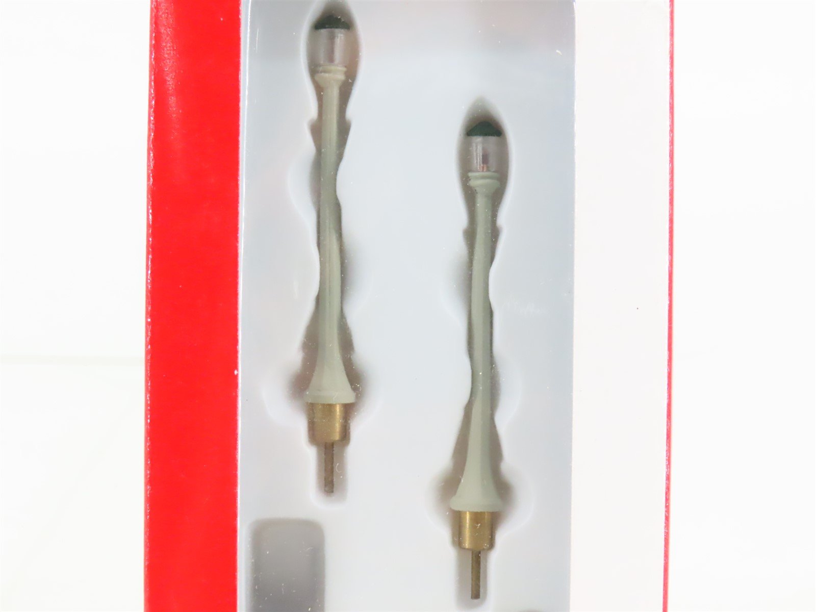 HO 1/87 Scale Walthers Cornerstone 933-1092 Concrete Column Lamps 2-Pack