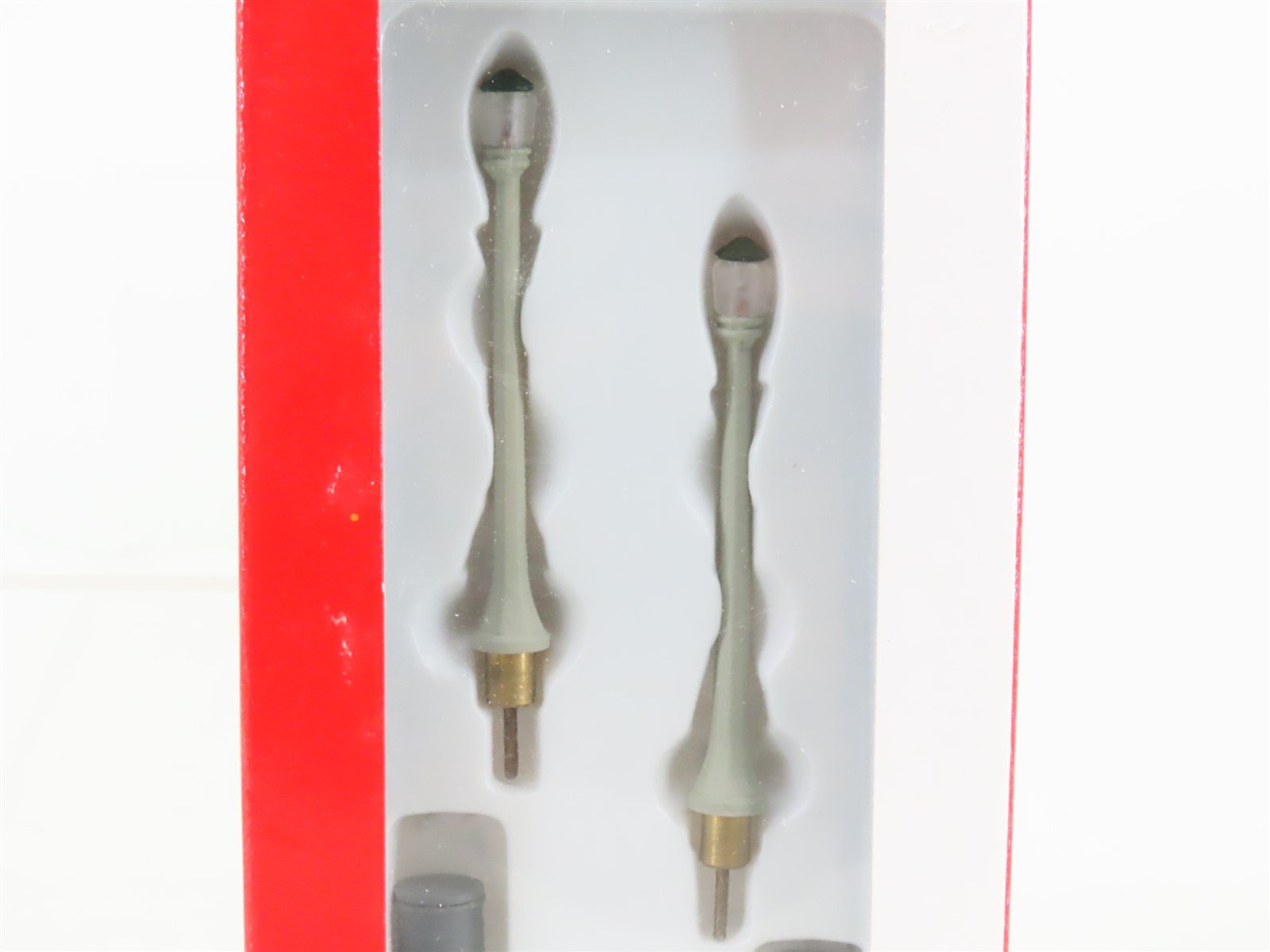HO 1/87 Scale Walthers Cornerstone 933-1092 Concrete Column Lamps 2-Pack