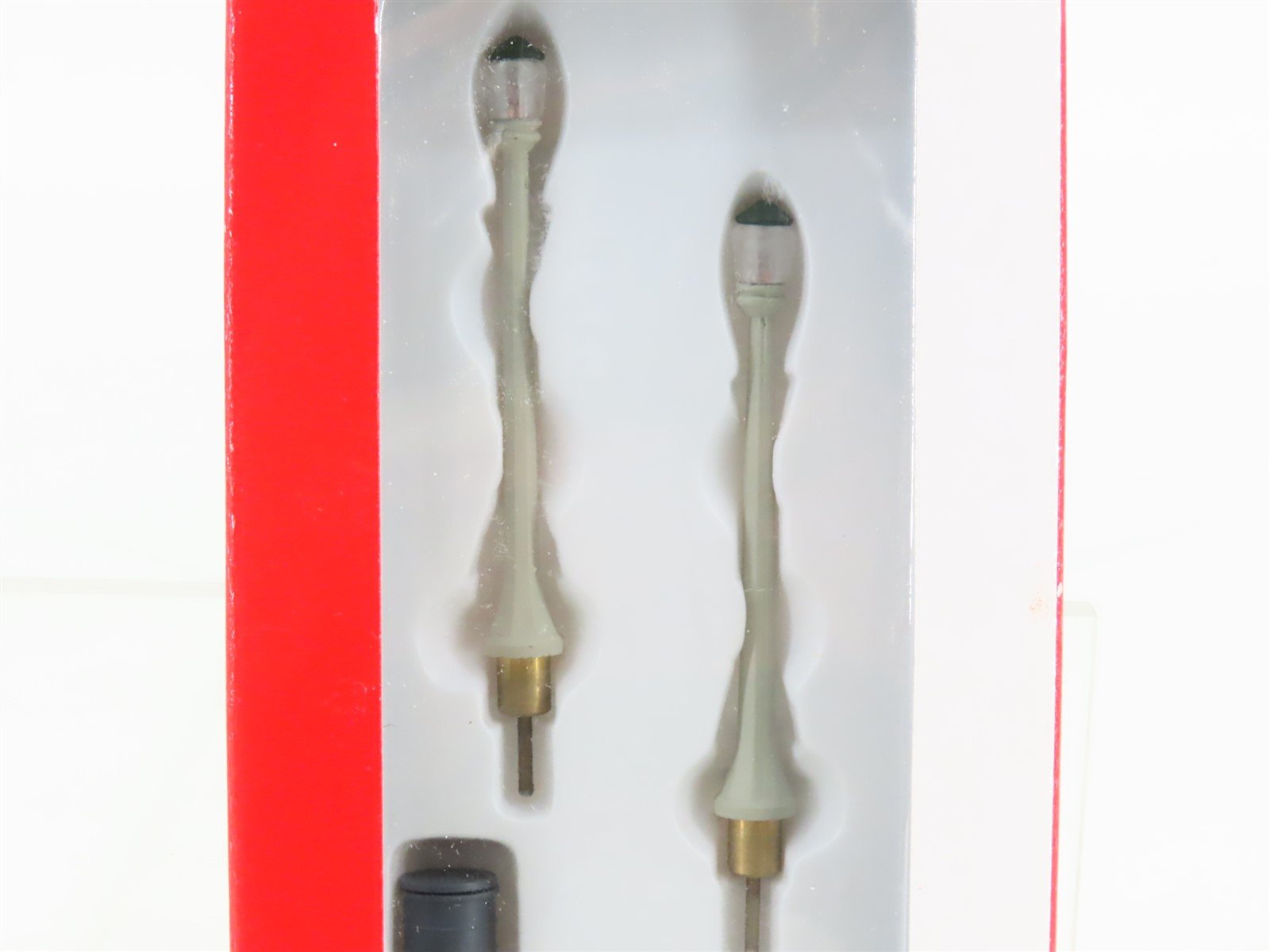 HO 1/87 Scale Walthers Cornerstone 933-1092 Concrete Column Lamps 2-Pack
