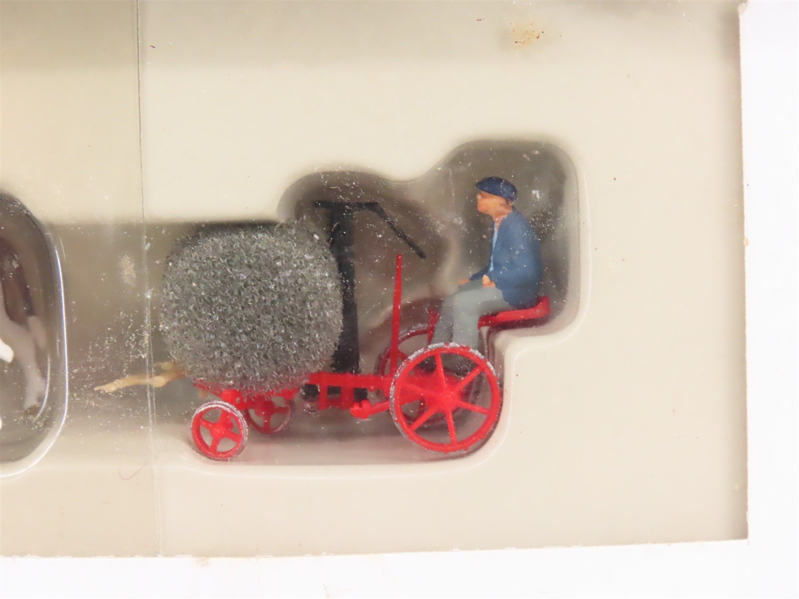 HO 1/87 Preiser 30443 Reaper Harvesting Machine Drawn by Two Oxen w/ Figure