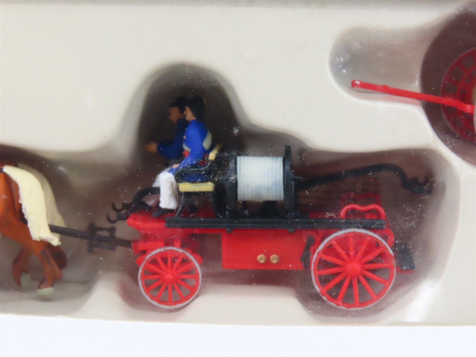 HO 1/87 Preiser 30425 Hand Pressure Fire Pump Drawn by Two Horses w/ Figures