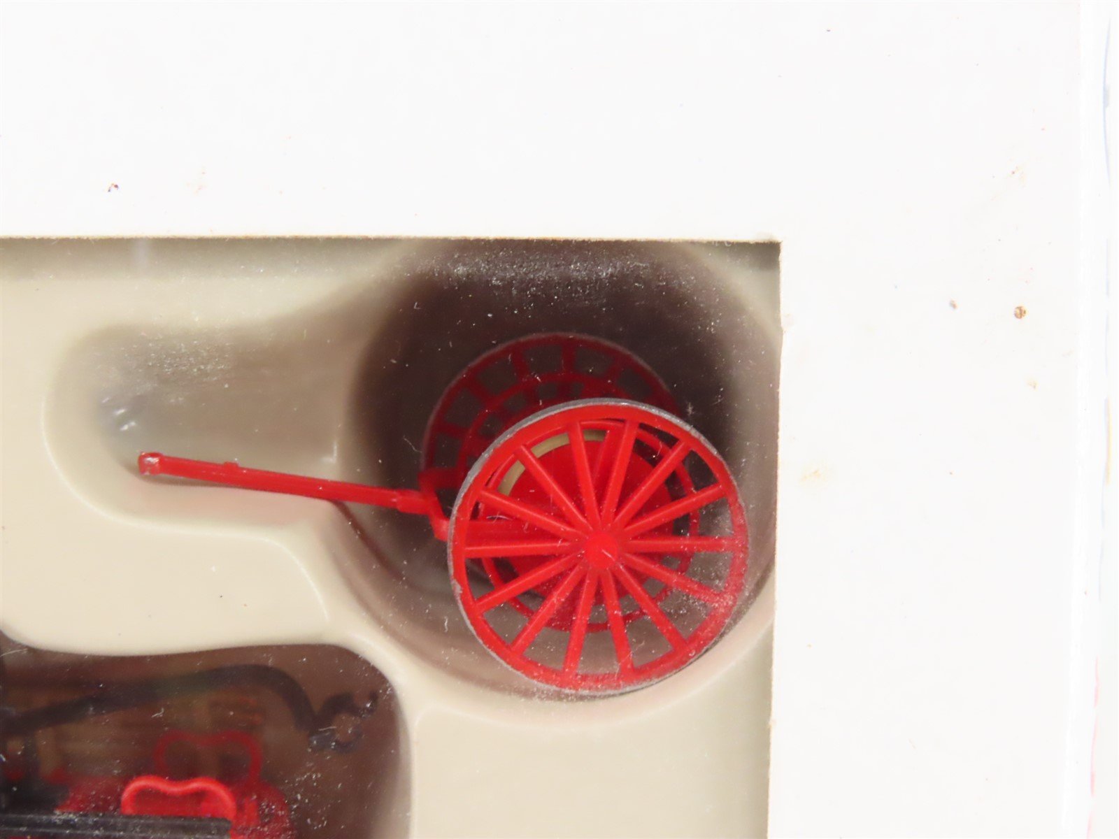 HO 1/87 Preiser 30425 Hand Pressure Fire Pump Drawn by Two Horses w/ Figures