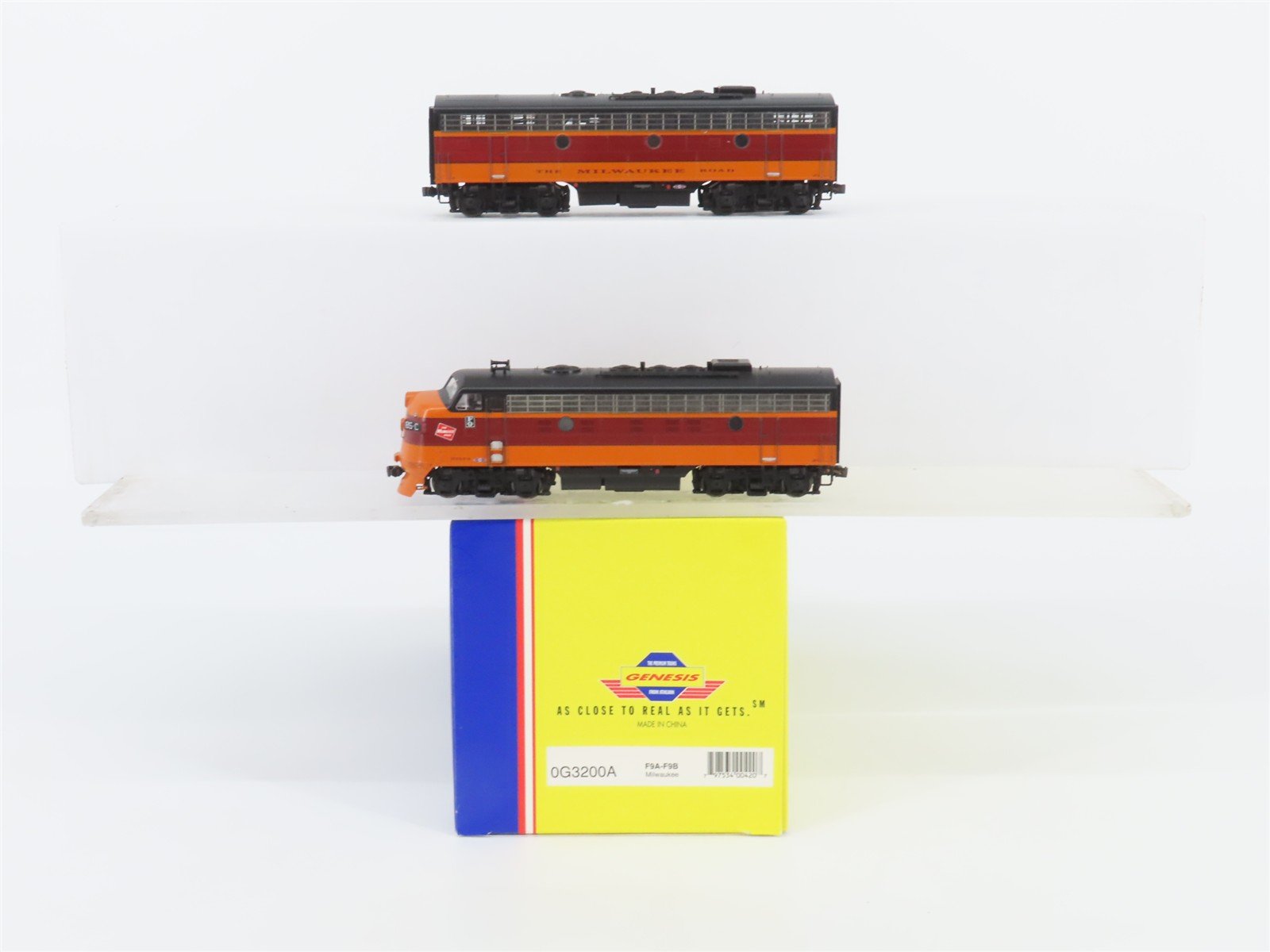 HO Scale Athearn Genesis 0G3200A MILW Milwaukee Road F9 A/B Diesel Loco Set