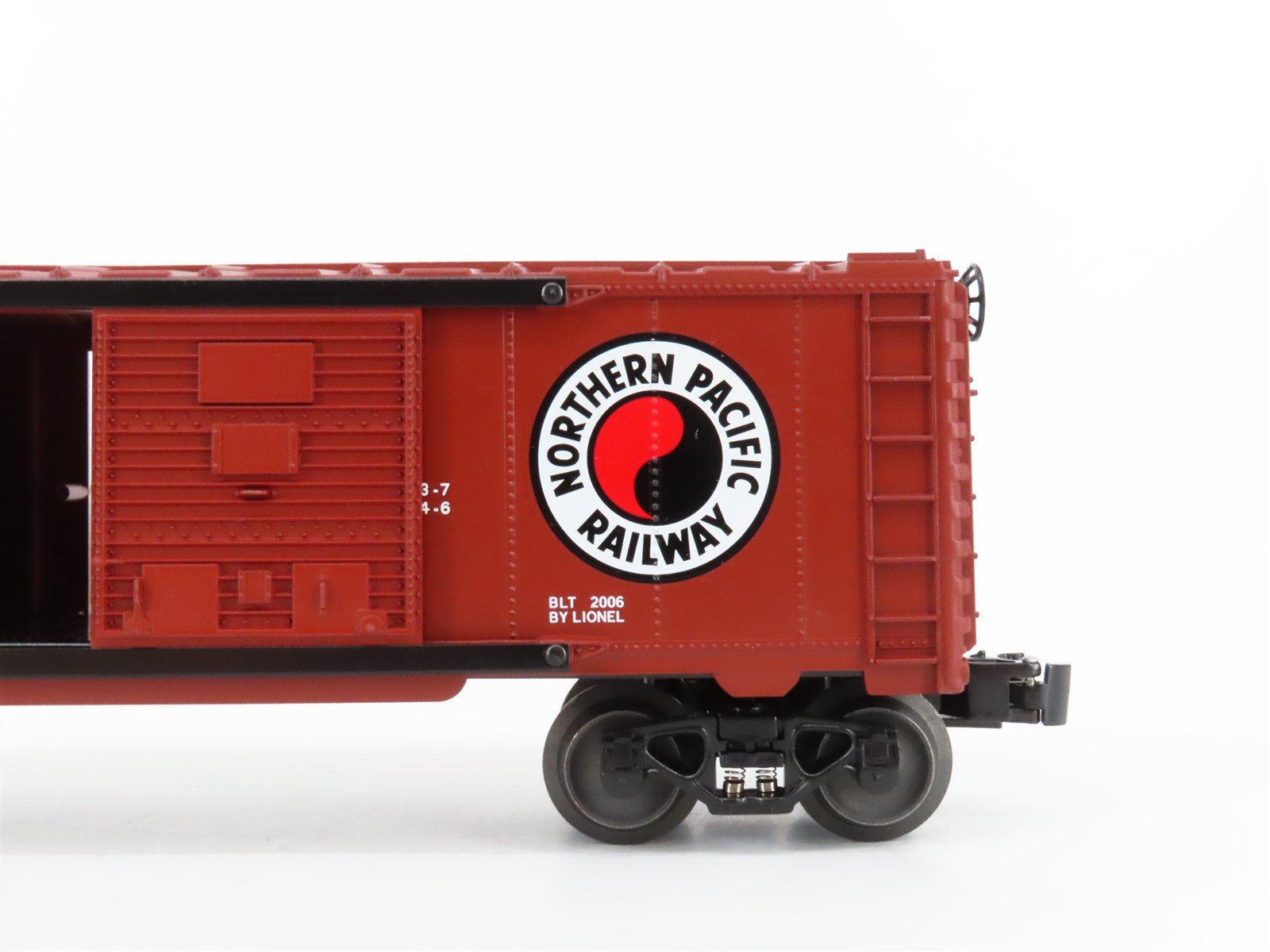 O Gauge 3-Rail Lionel 6-39274 NP Route of the Vista Dome Box Car #6464