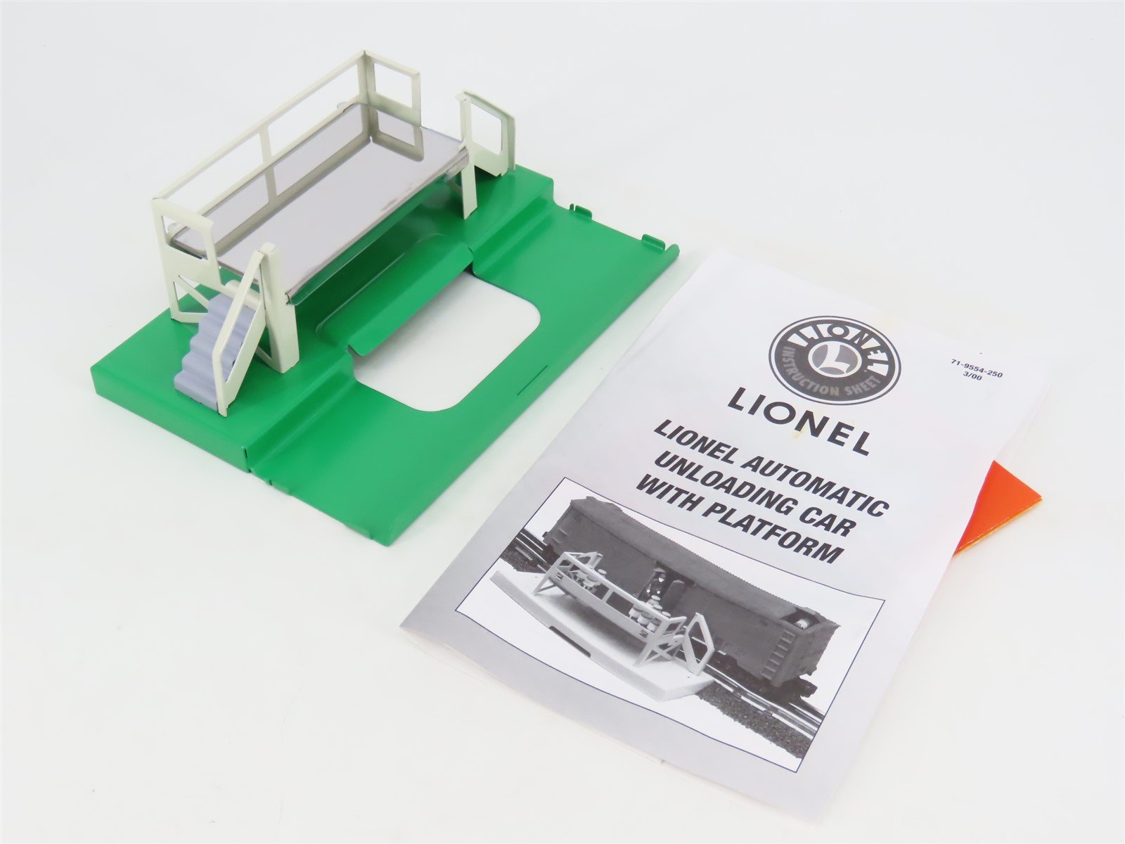 O Gauge 3-Rail Lionel Postwar 6-19554 Operating Milk Car #36621 w/ Platform