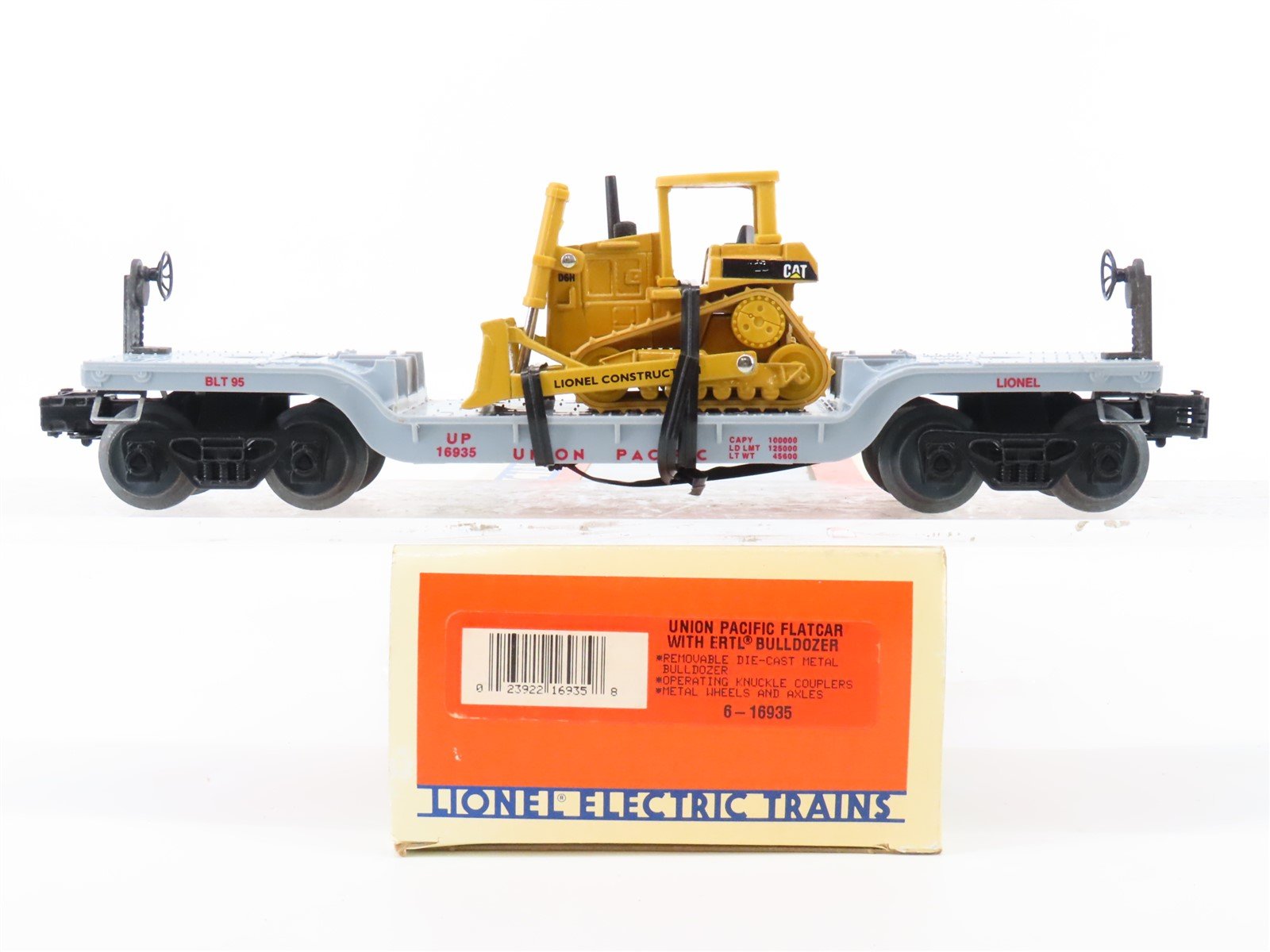 O Gauge 3-Rail Lionel 6-16935 UP Union Pacific Flat Car #16935 w/ Ertl Bulldozer