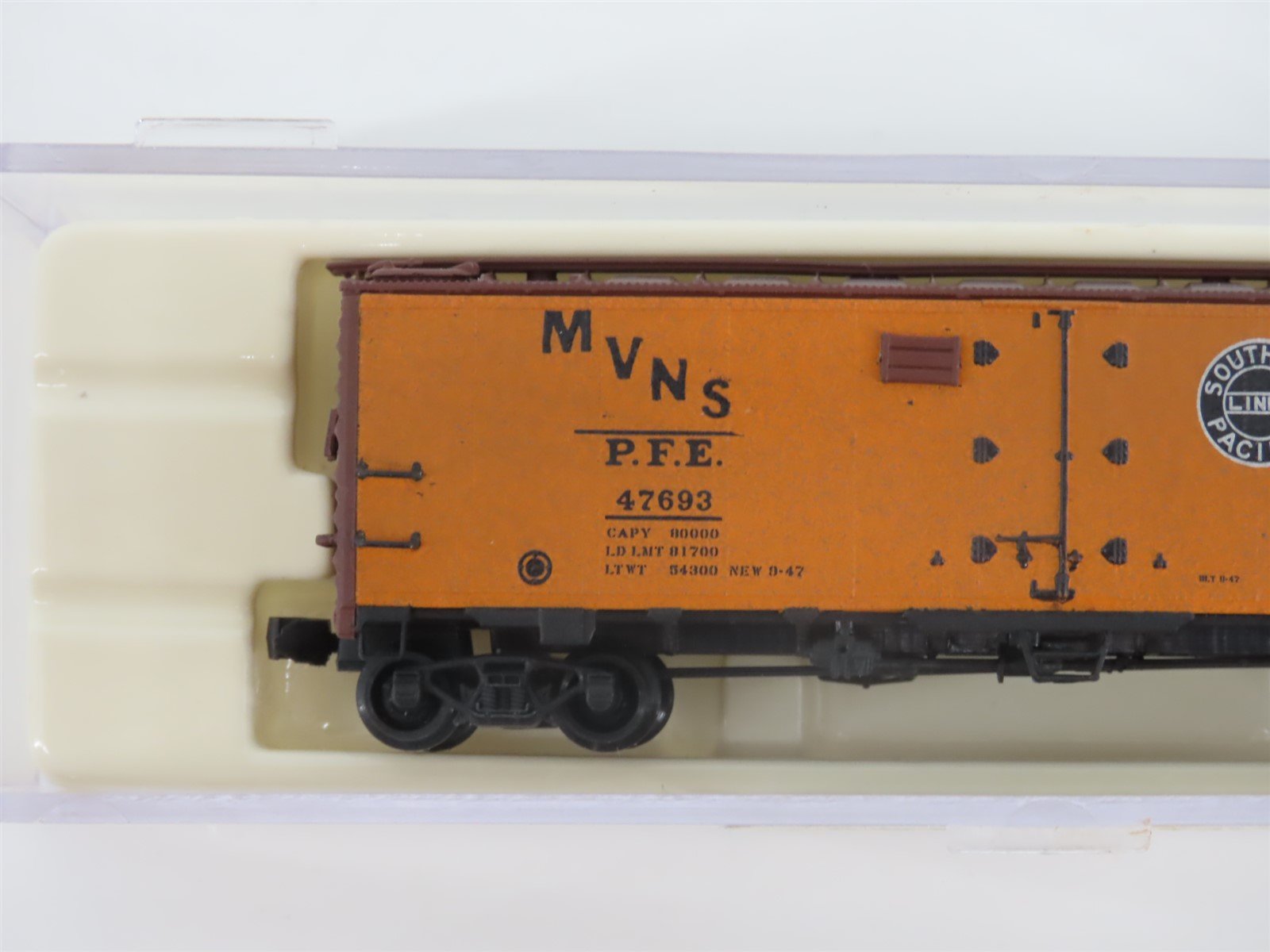 N InterMountain 65501-11 PFE Pacific Fruit Express Reefer 47693 Custom Weathered