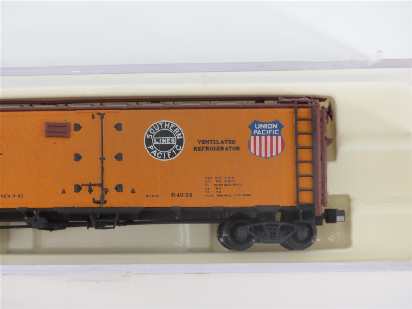 N InterMountain 65501-11 PFE Pacific Fruit Express Reefer 47693 Custom Weathered