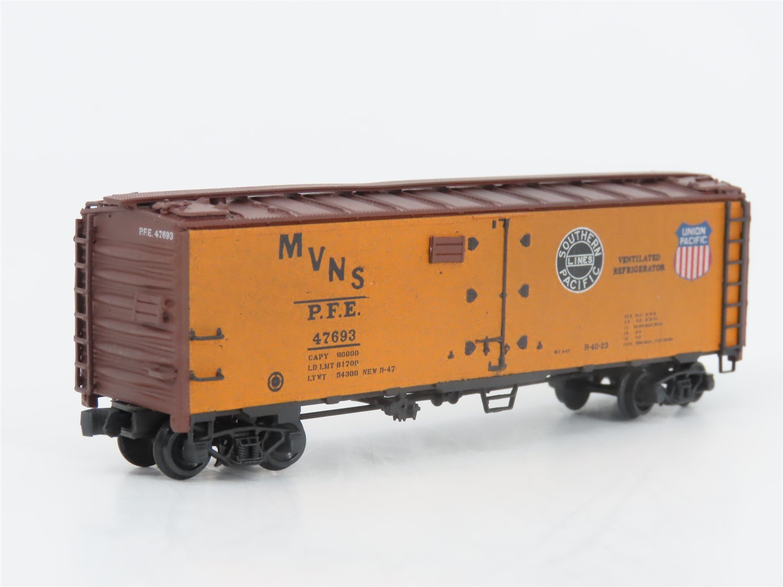 N InterMountain 65501-11 PFE Pacific Fruit Express Reefer 47693 Custom Weathered