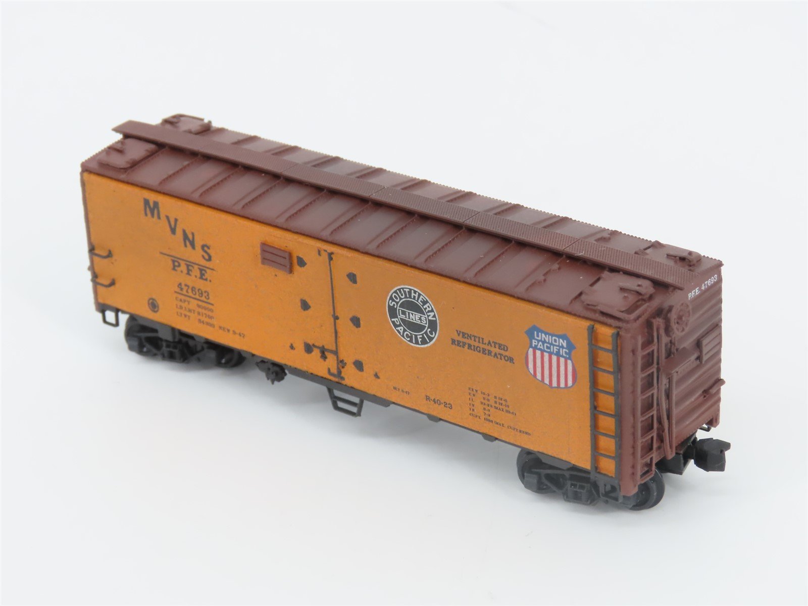 N InterMountain 65501-11 PFE Pacific Fruit Express Reefer 47693 Custom Weathered