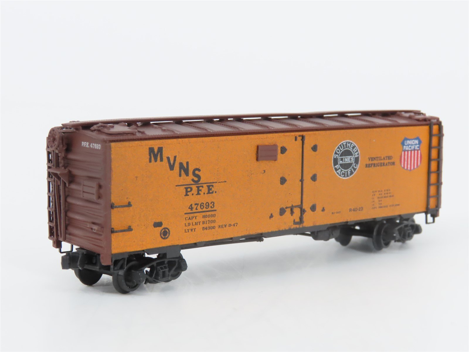 N InterMountain 65501-11 PFE Pacific Fruit Express Reefer 47693 Custom Weathered
