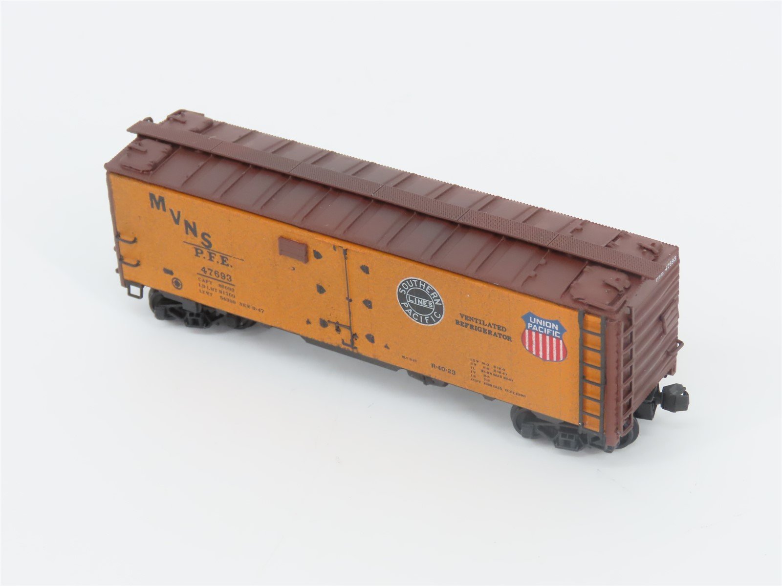 N InterMountain 65501-11 PFE Pacific Fruit Express Reefer 47693 Custom Weathered