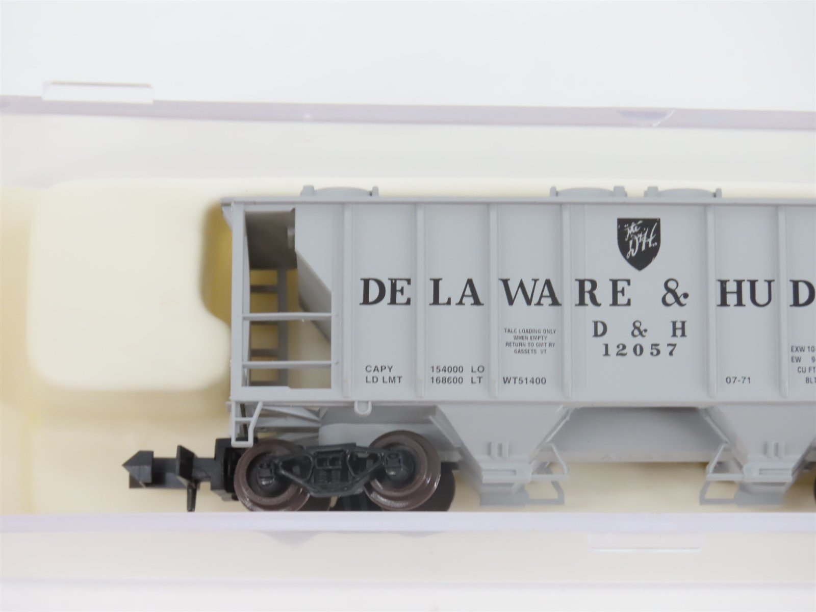 N Scale Atlas 3161 D&H Delaware & Hudson Railroad 2-Bay Covered Hopper #12057