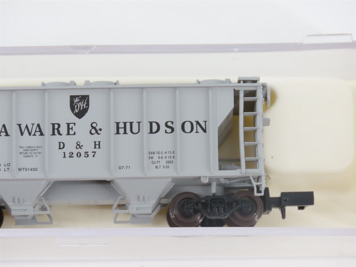 N Scale Atlas 3161 D&amp;H Delaware &amp; Hudson Railroad 2-Bay Covered Hopper #12057