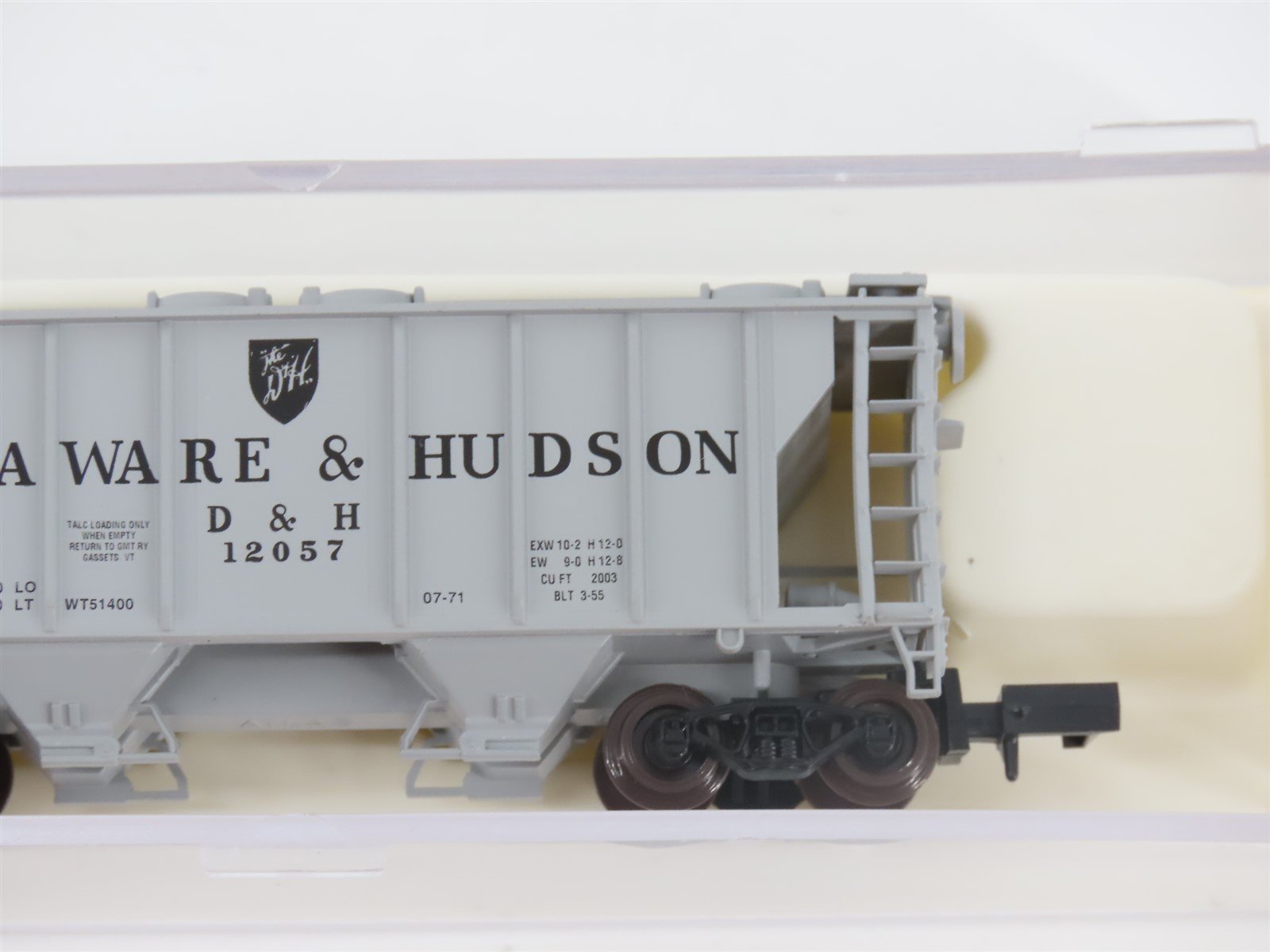 N Scale Atlas 3161 D&H Delaware & Hudson Railroad 2-Bay Covered Hopper #12057