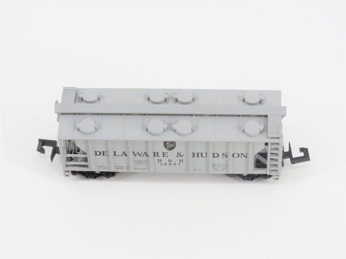N Scale Atlas 3161 D&amp;H Delaware &amp; Hudson Railroad 2-Bay Covered Hopper #12057