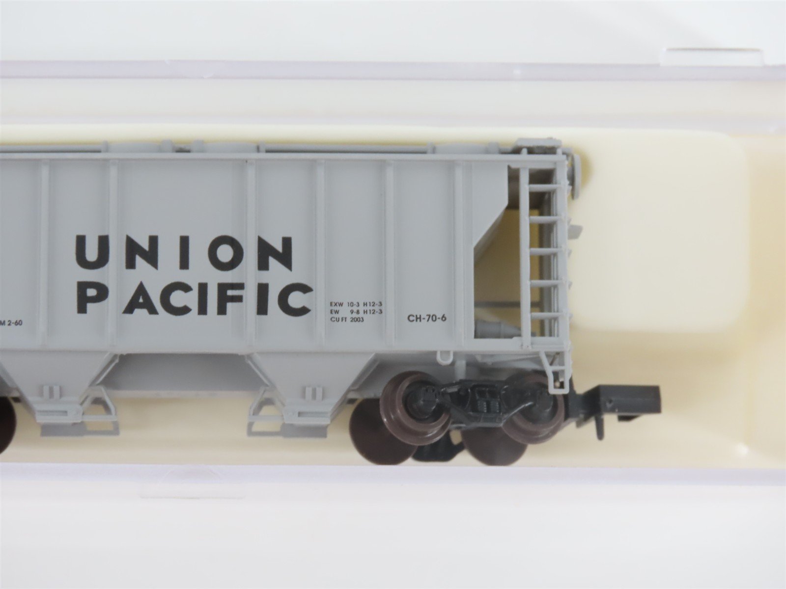 N Scale Atlas 3173 UP Union Pacific Railroad 2-Bay Covered Hopper #11136