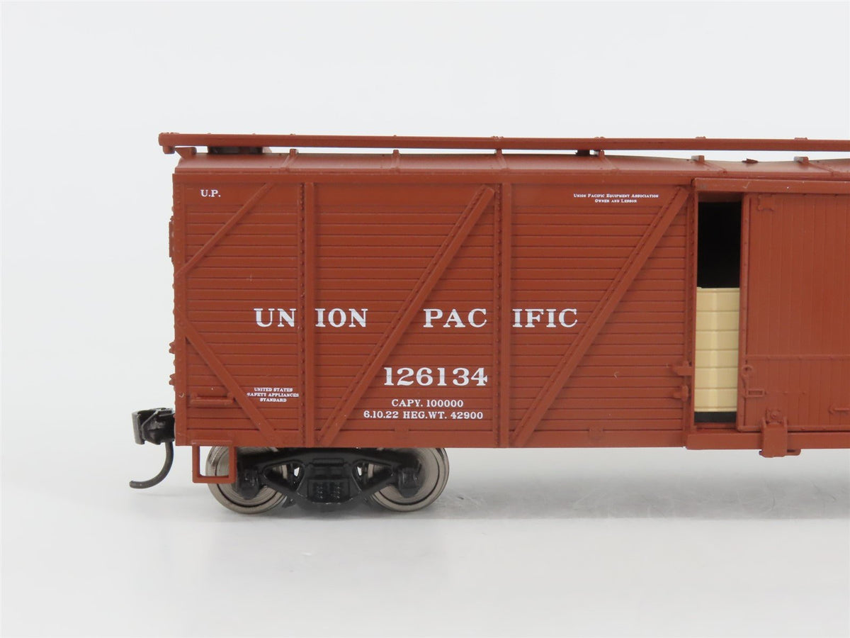 HO Scale Walthers Mainline 910-2207 UP Union Pacific 40&#39; Box Car #126134